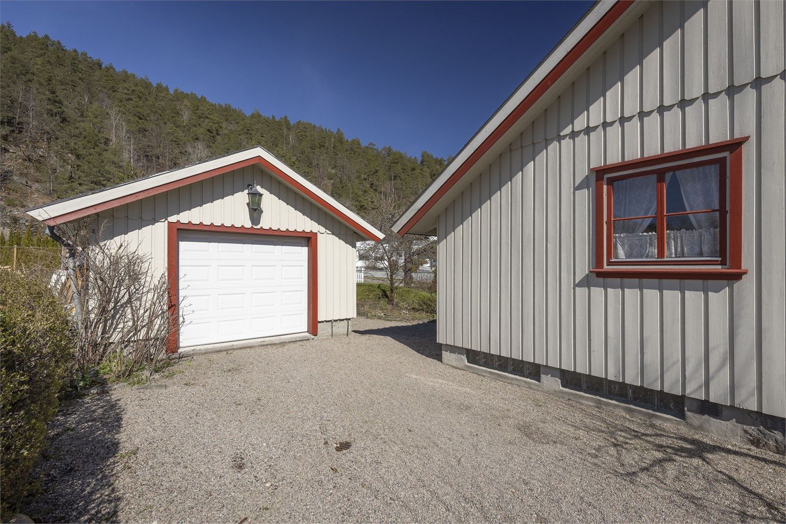 Parkering av bil i garasje eller på gårdsplass