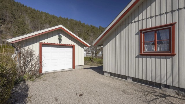 Parkering av bil i garasje eller på gårdsplass