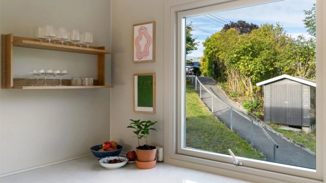 Kjøkkenvindu mot adkomsten gir dagslys over arbeidsflaten.
