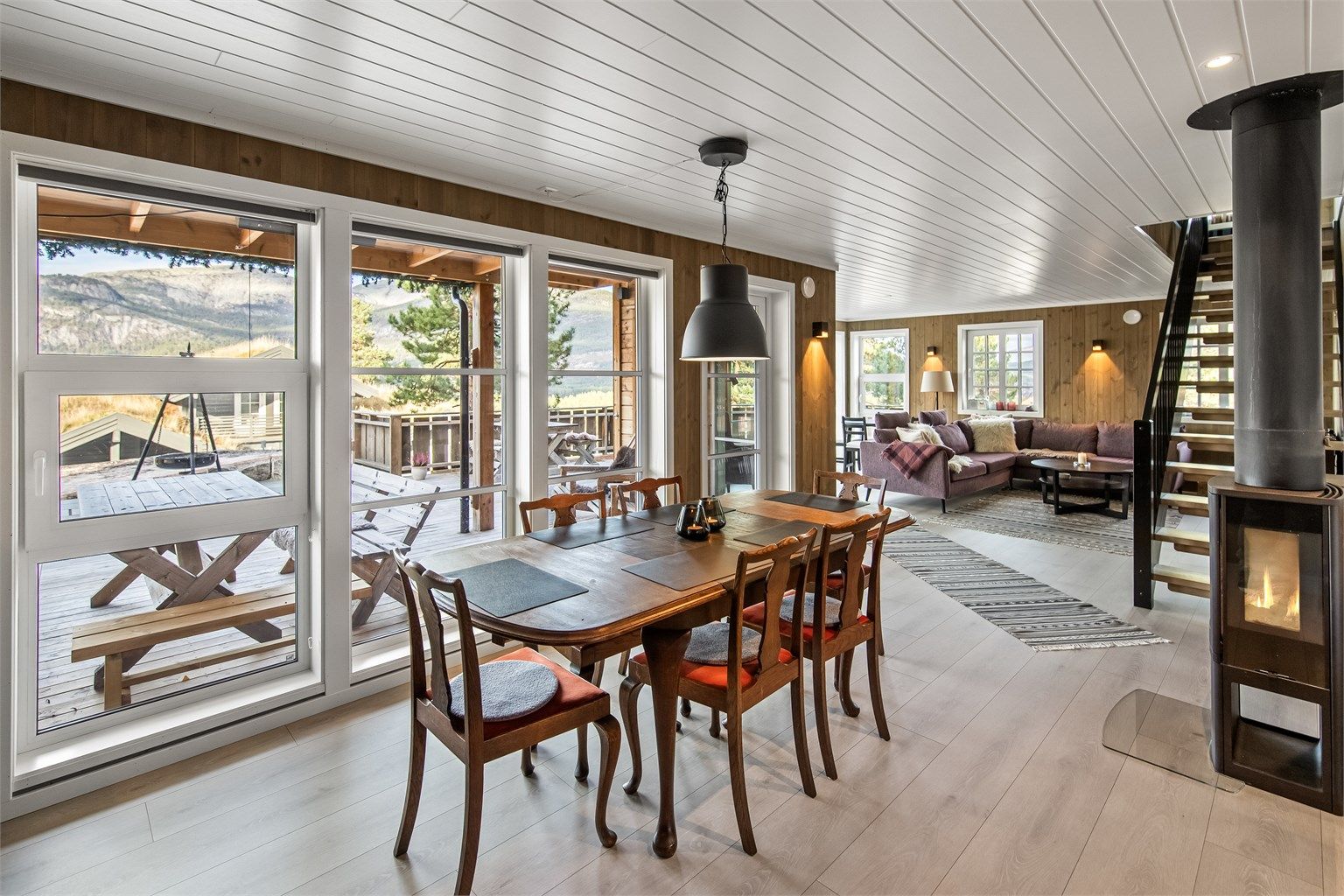 Hytten er oppført i 2019 og fremstår som meget innbydende. Oppført iht TEK17