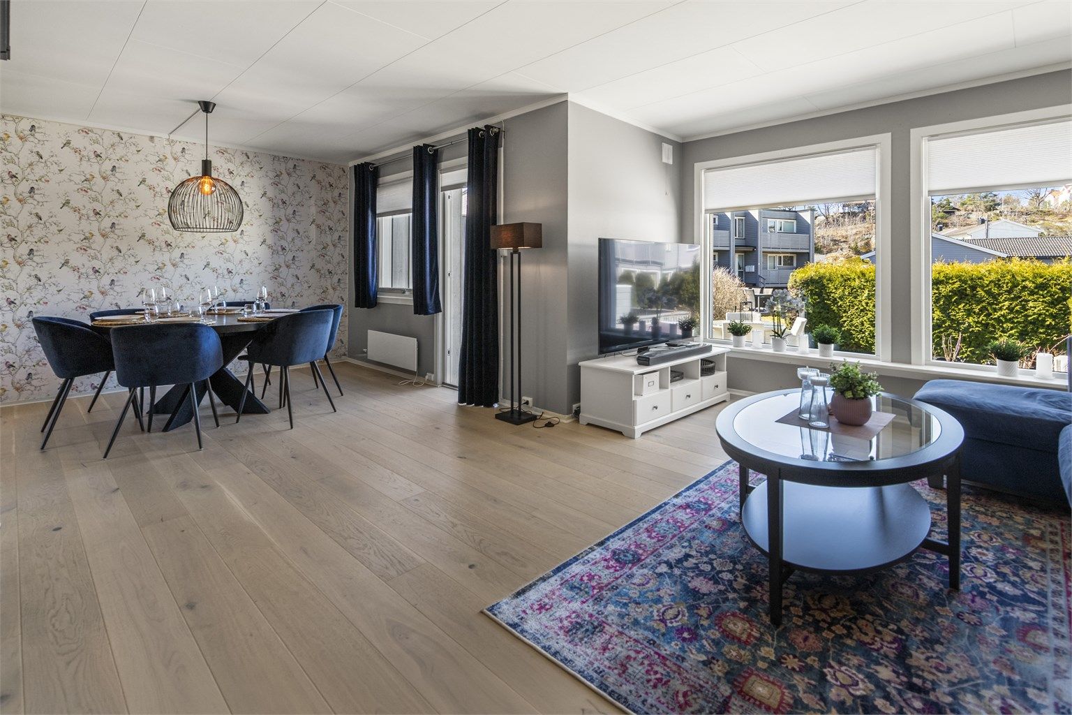 Gjennomgående og helhetlig materialvalg i hele første etasje.