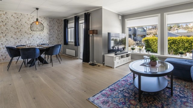 Gjennomgående og helhetlig materialvalg i hele første etasje.