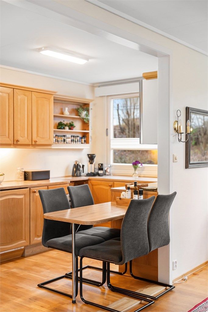 Spiseplassen på kjøkkenet er ideell for hverdagsmåltider.