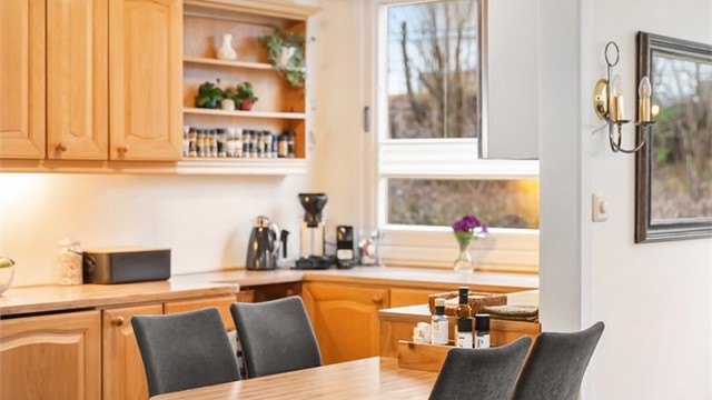 Spiseplassen på kjøkkenet er ideell for hverdagsmåltider.