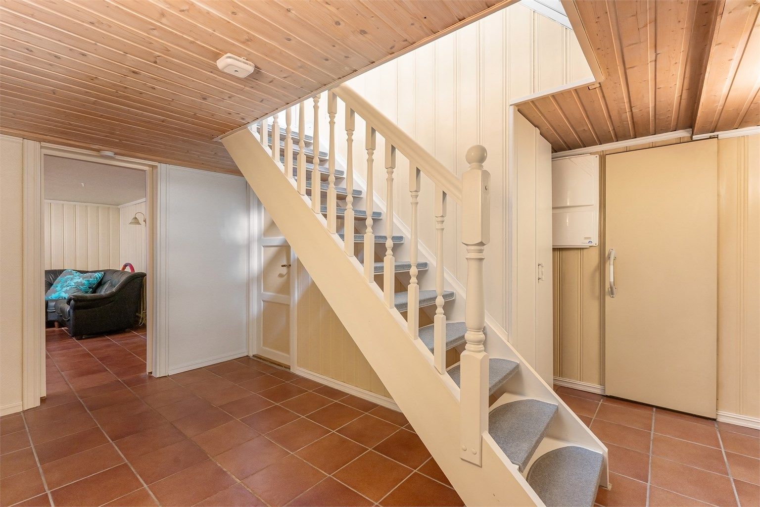 Trapperommet i kjelleren gir tilgang til et stort kjølerom, perfekt for mat- og drikkeoppbevaring.