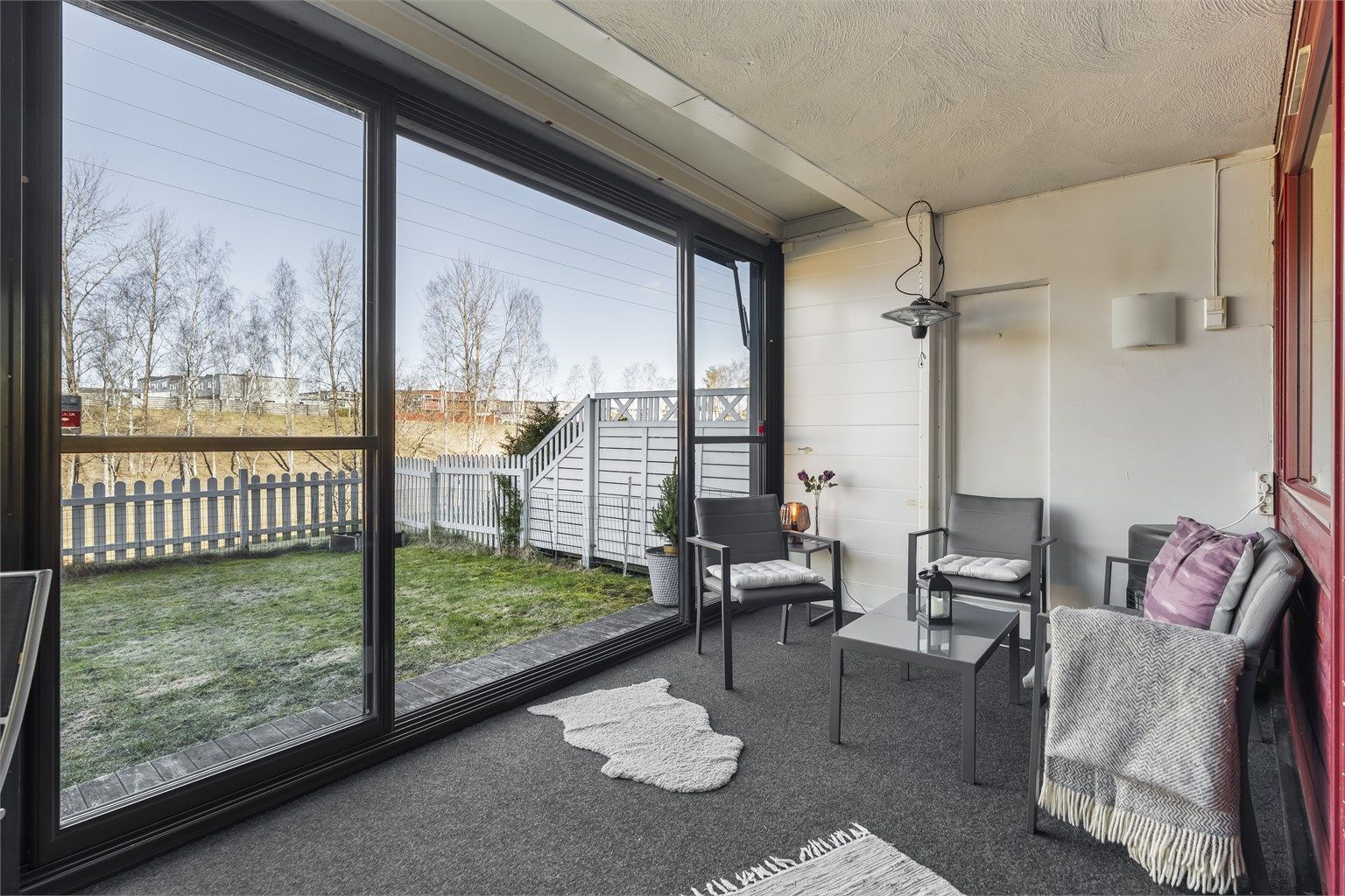 Den 15 m² store innglassede balkongen fungerer som en forlengelse av stuen store deler av året.