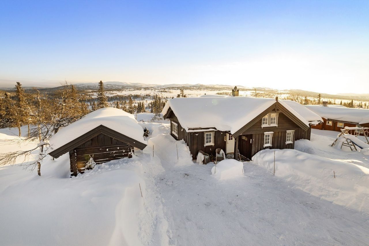 Velkommen til Simlevegen 21! Høyt og fritt på Haglebu, nesten 1000 meter over havet, ligger denne innholdsrike familiehytta fra 2010.
