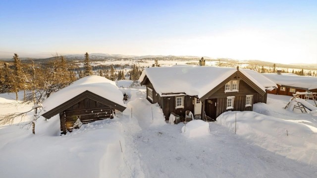 Velkommen til Simlevegen 21! Høyt og fritt på Haglebu, nesten 1000 meter over havet, ligger denne innholdsrike familiehytta fra 2010.