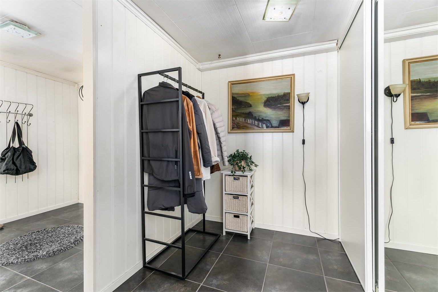 Opprinnelig bod benyttes i dag som del av entreen og er innredet med skyvedørsgarderobe.