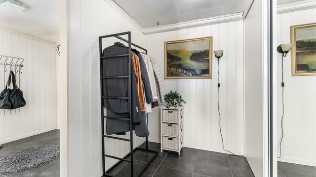 Opprinnelig bod benyttes i dag som del av entreen og er innredet med skyvedørsgarderobe.