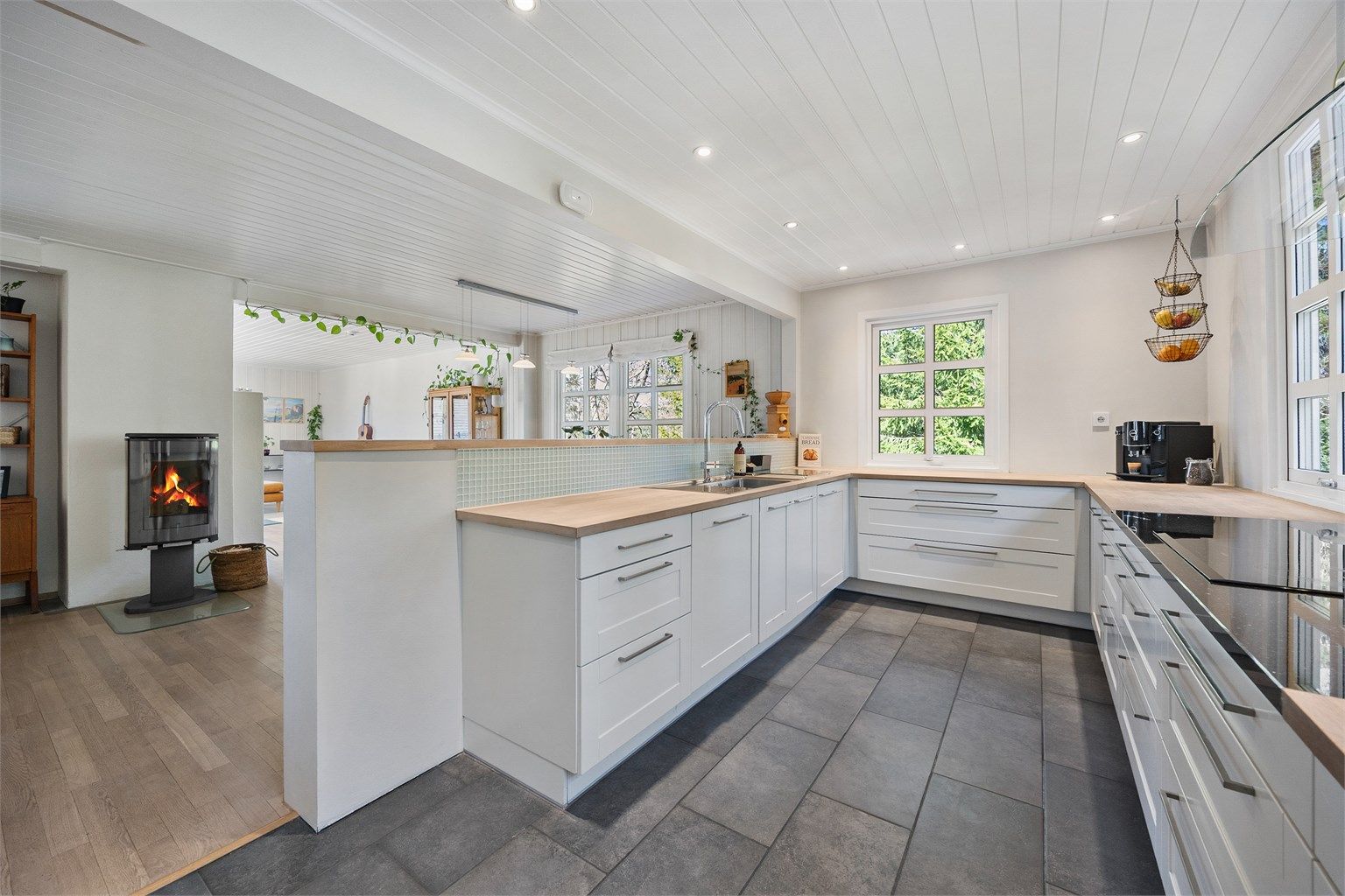 Masse skap og benkeplass. Flere vinduer med utsikt rett ut i naturen. 