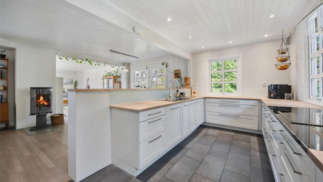 Masse skap og benkeplass. Flere vinduer med utsikt rett ut i naturen.