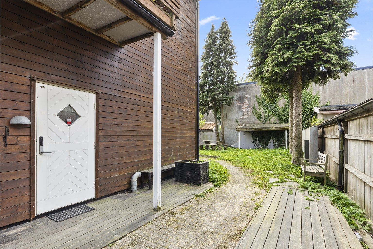 Inngangsparti til leiligheten, usjenert og tilbaketrukket fra det travle bylivet utenfor 