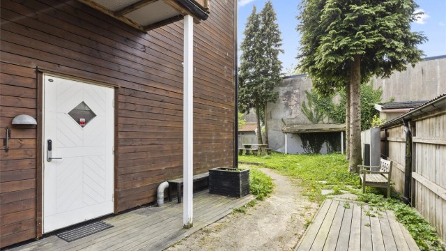 Inngangsparti til leiligheten, usjenert og tilbaketrukket fra det travle bylivet utenfor