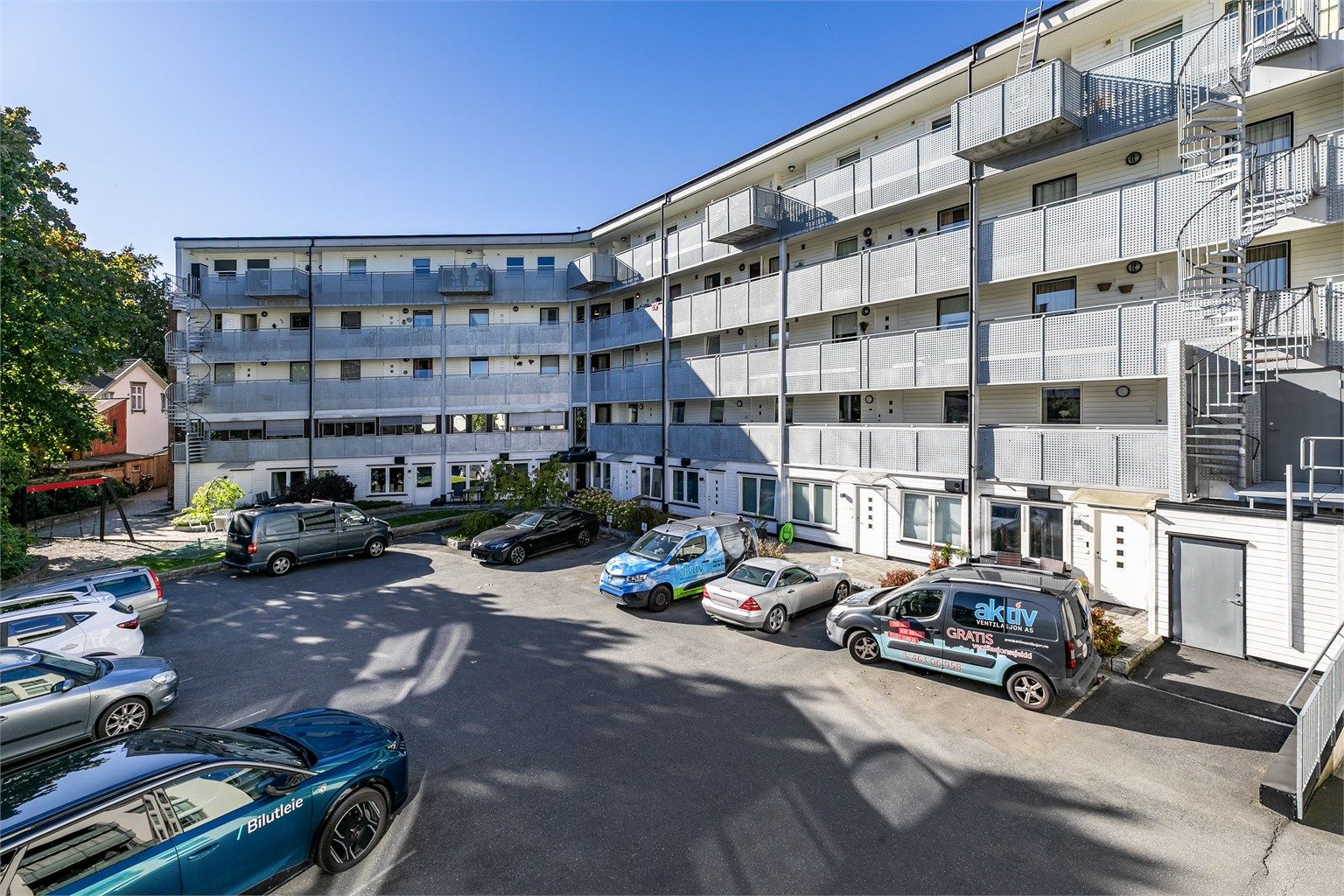 Leiligheten disponerer fast biloppstillingsplass i bakgården, med fremlagt strøm og mulighet for montering av lader til EL-bil.