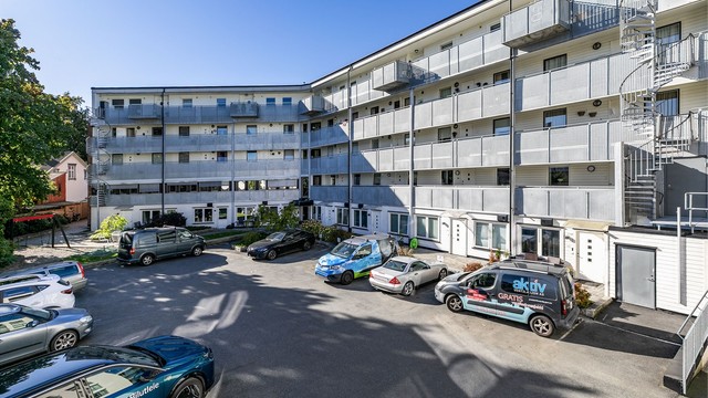Leiligheten disponerer fast biloppstillingsplass i bakgården, med fremlagt strøm og mulighet for montering av lader til EL-bil.