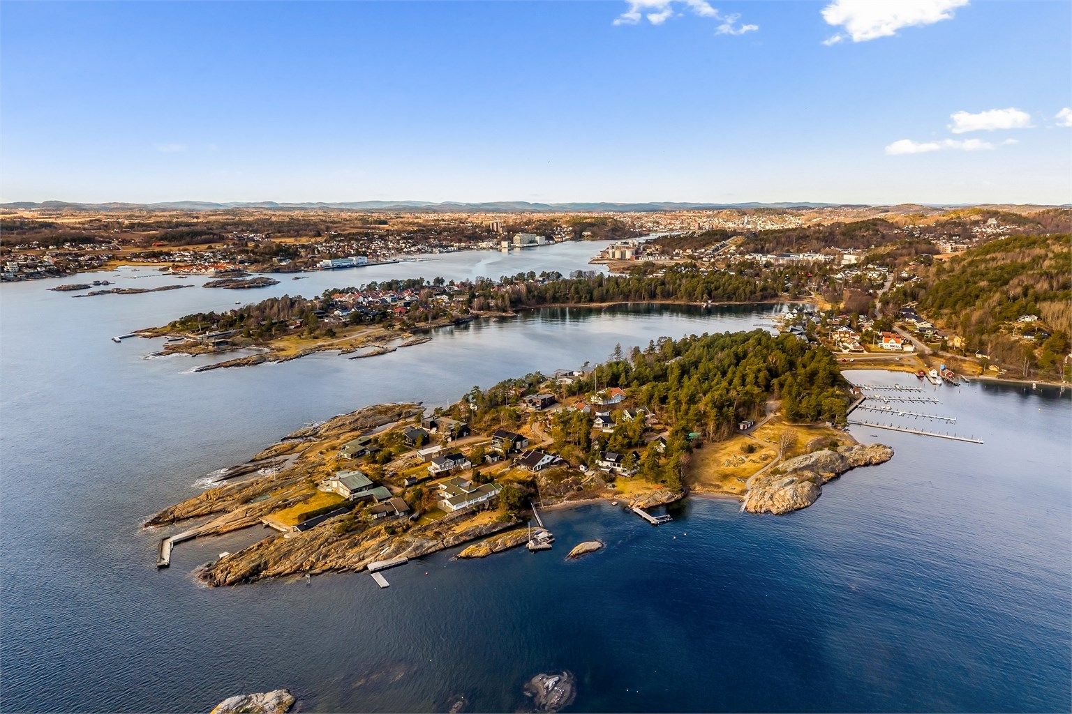 I nærområdet ligger også MIX storkiosk med lange åpningstider og søndagsåpent. Videre er det ikke lange veien til flere matbutikker. Sandefjord sentrum ligger kun 12 minutter unna med bil.
