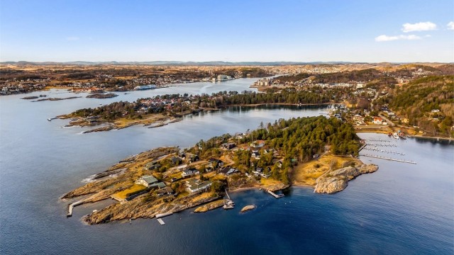I nærområdet ligger også MIX storkiosk med lange åpningstider og søndagsåpent. Videre er det ikke lange veien til flere matbutikker. Sandefjord sentrum ligger kun 12 minutter unna med bil.