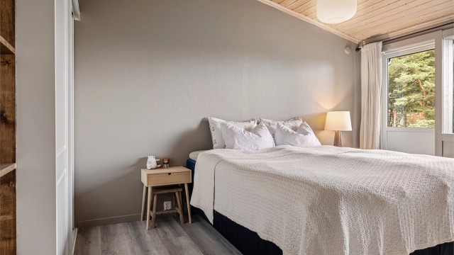 Hovedsoverommet har god plass til dobbeltseng og garderobeløsning.