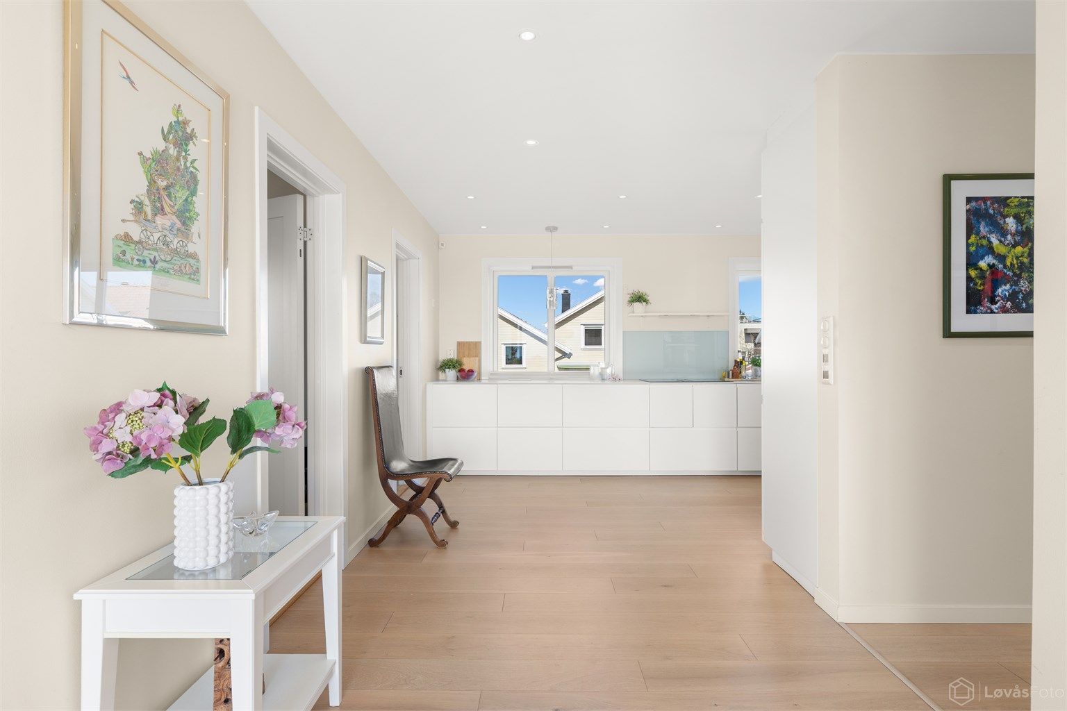 Kjøkkenet ligger i delvis åpen løsning mot stuen og har en stilren og tidsriktig innredning fra 2019. 