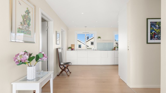 Kjøkkenet ligger i delvis åpen løsning mot stuen og har en stilren og tidsriktig innredning fra 2019.