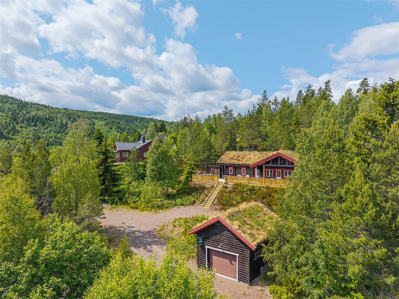 Delikat tømmerhytte med garasje på stor tomt, med flott utsikt! (Fotograf Kristian Bollæren/Fotofinish).