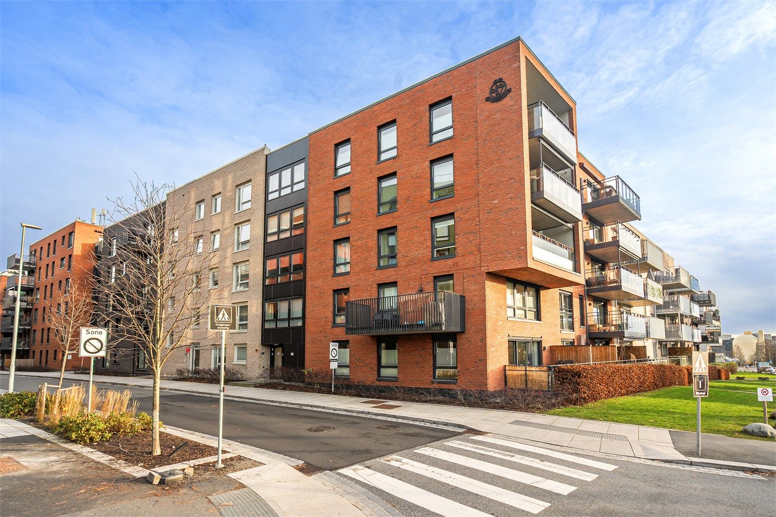 Fasade og inngangsparti. 