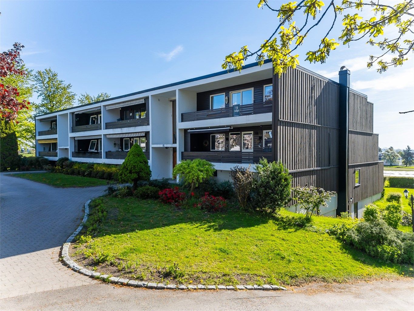 Veldrevet og hyggelig sameie. Garasjeplass under bygget med varmekabler innkjørsel