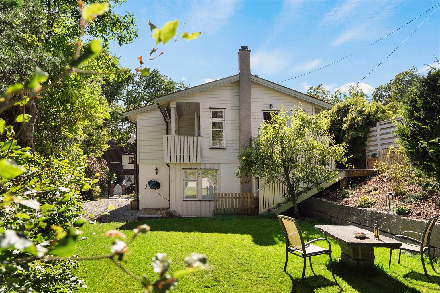 Dette er en innholdsrik enebolig med hybeldel* og ettertraktet beliggenhet