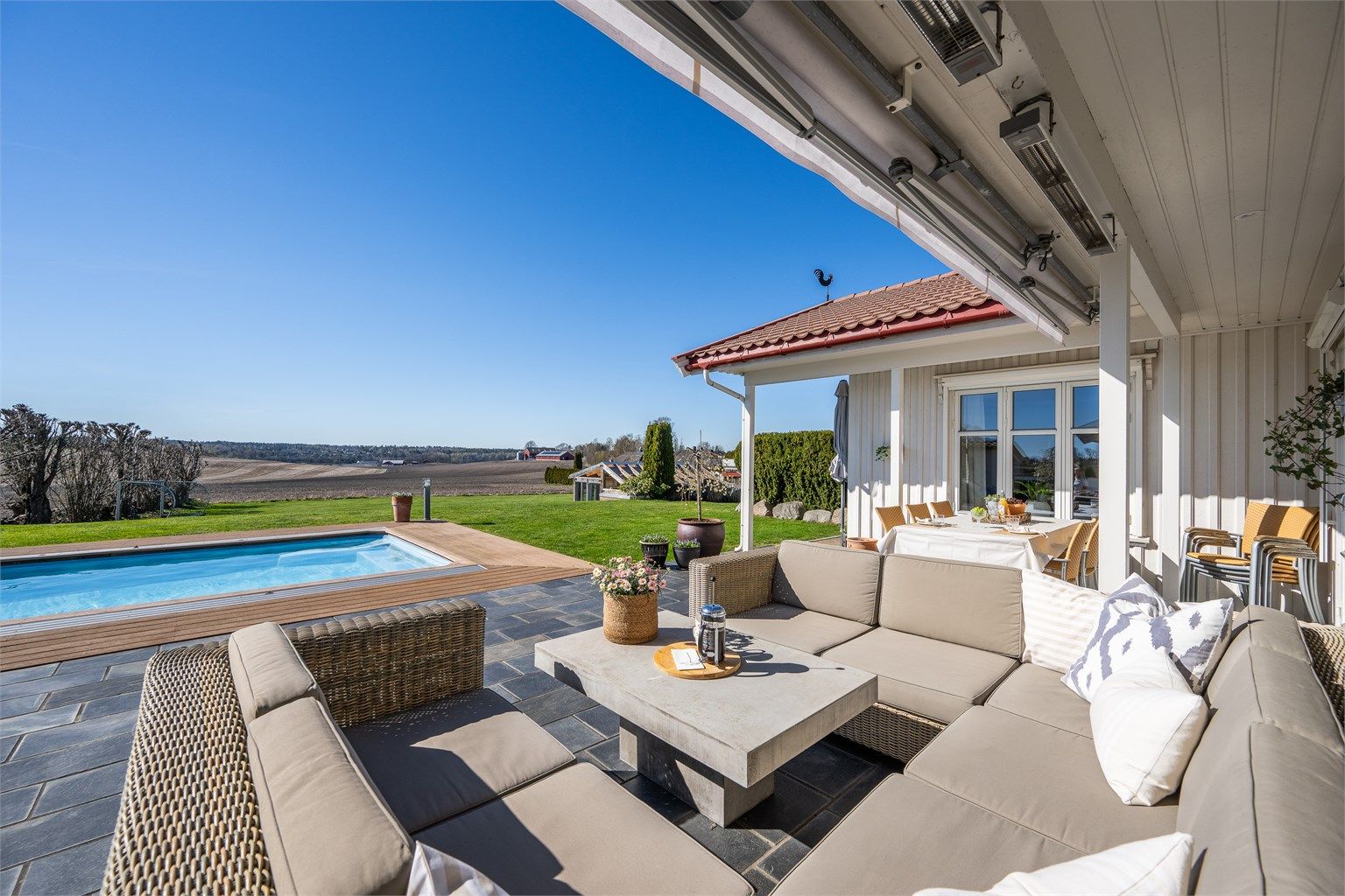 Uteplassen er perfekt for sosiale sammenkomster gjennom hele sommeren.