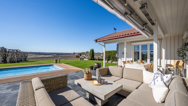 Uteplassen er perfekt for sosiale sammenkomster gjennom hele sommeren.