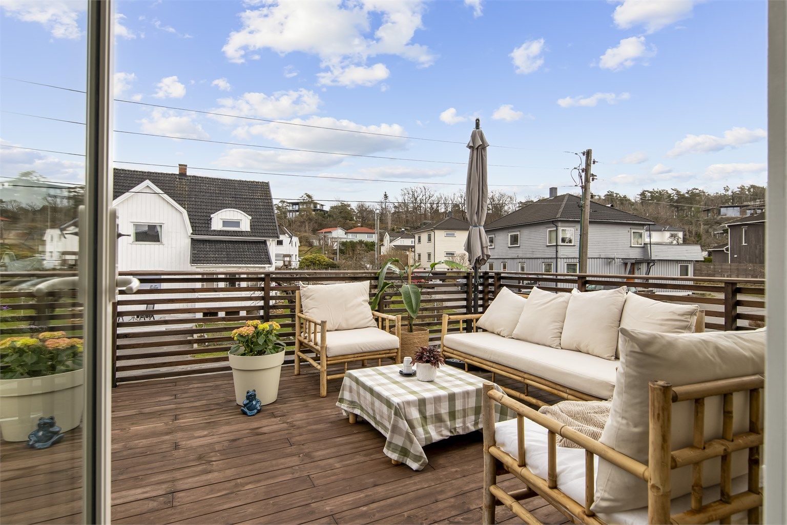 Leiligheten har to private balkonger/verandaer. Her er den største, på hele 22 m², med god plass til en romslig utendørs salong.