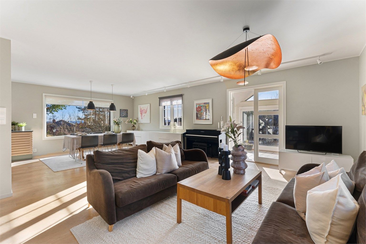 Boligen fremstår med en gjennomgående høy standard etter de nylige arbeidene, som inkluderte drenering, bytte av ytterkledning, tak, vinduer, elektrisk anlegg og røropplegg