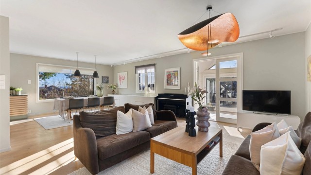 Boligen fremstår med en gjennomgående høy standard etter de nylige arbeidene, som inkluderte drenering, bytte av ytterkledning, tak, vinduer, elektrisk anlegg og røropplegg