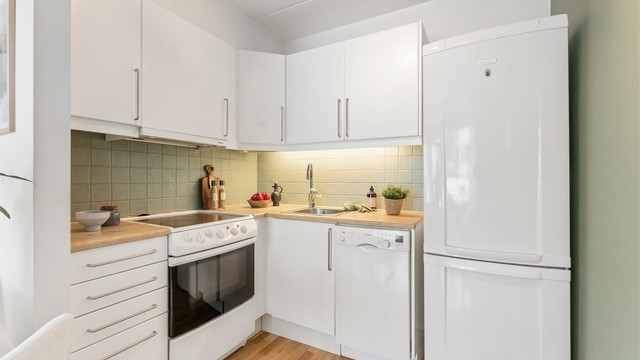 Kjøkkenet er utstyrt med komfyr, oppvaskmaskin og kombinert kjøl/fryseskap.