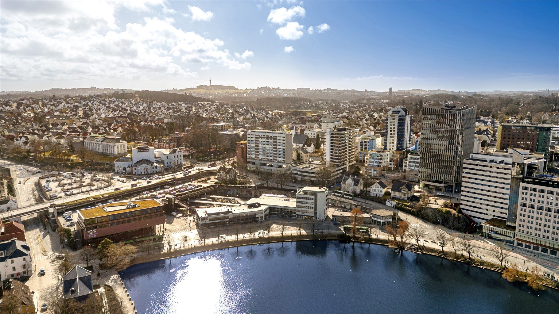 Umiddelbar nærhet til kollektiv tilbud som buss, tog, flybuss. Mosvannet like ved, alt av hva sentrum har å tilby. Teater, Museum m.m. 