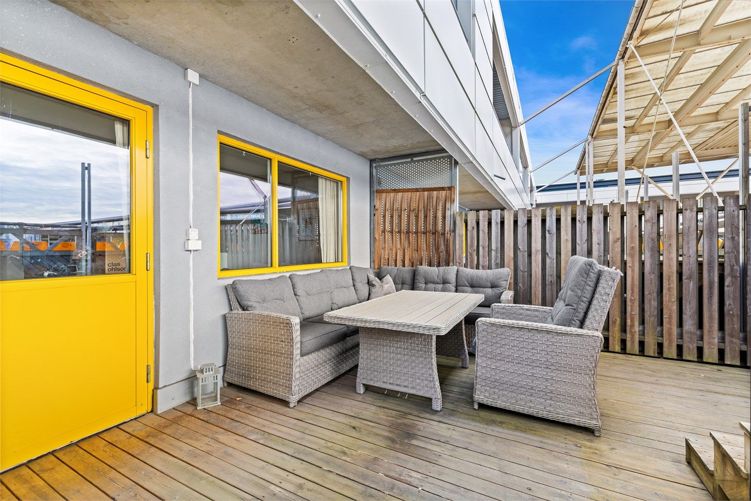 Terrassen er bygget i betong med bjelkelag av tre og terrassebord.