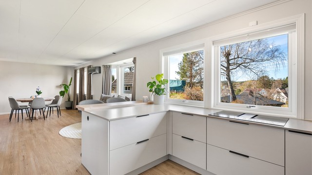Den åpne løsningen mot stuen skaper et sosialt og luftig allrom.