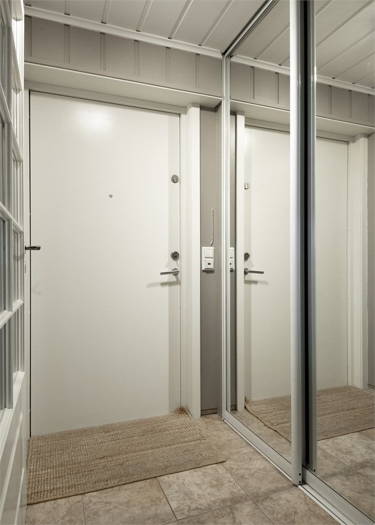 Entréen ønsker velkommen med flislagt gulv med varmekabler. Hovedytterdøren er fra 2023.