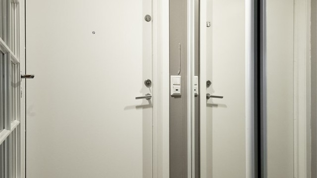 Entréen ønsker velkommen med flislagt gulv med varmekabler. Hovedytterdøren er fra 2023.