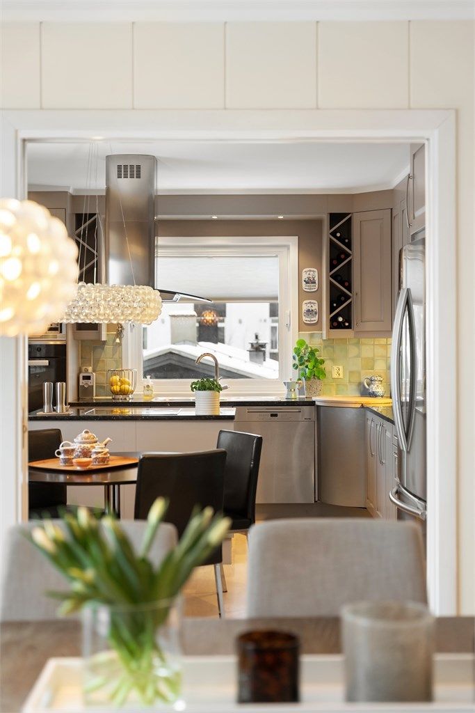 Kjøkkenet har en praktisk utforming med gode arbeidsflater og rikelig med skapplass.