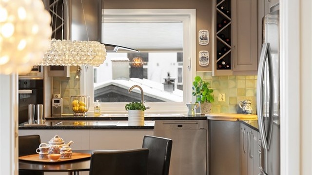 Kjøkkenet har en praktisk utforming med gode arbeidsflater og rikelig med skapplass.