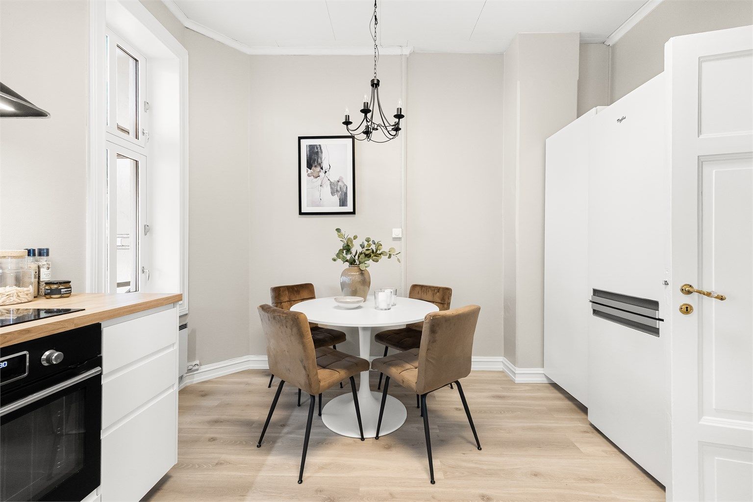 Rommets utforming gjør rommet enkelt å møblere med en spisegruppe.