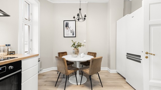 Rommets utforming gjør rommet enkelt å møblere med en spisegruppe.