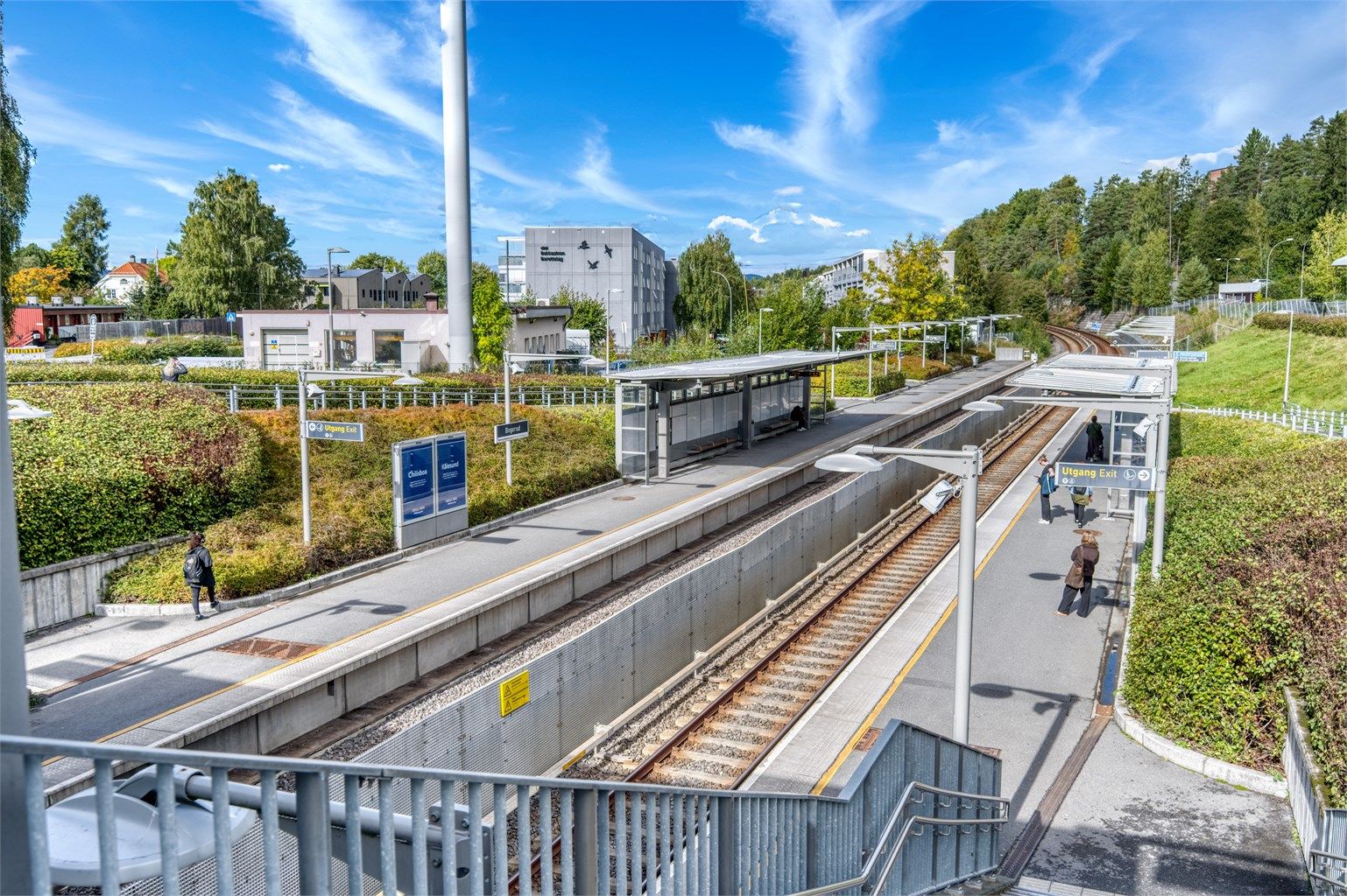 Bogerud T-banestasjon ligger 1 minutt unna med gange, med linje 3 til sentrum.