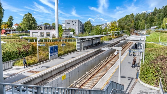 Bogerud T-banestasjon ligger 1 minutt unna med gange, med linje 3 til sentrum.