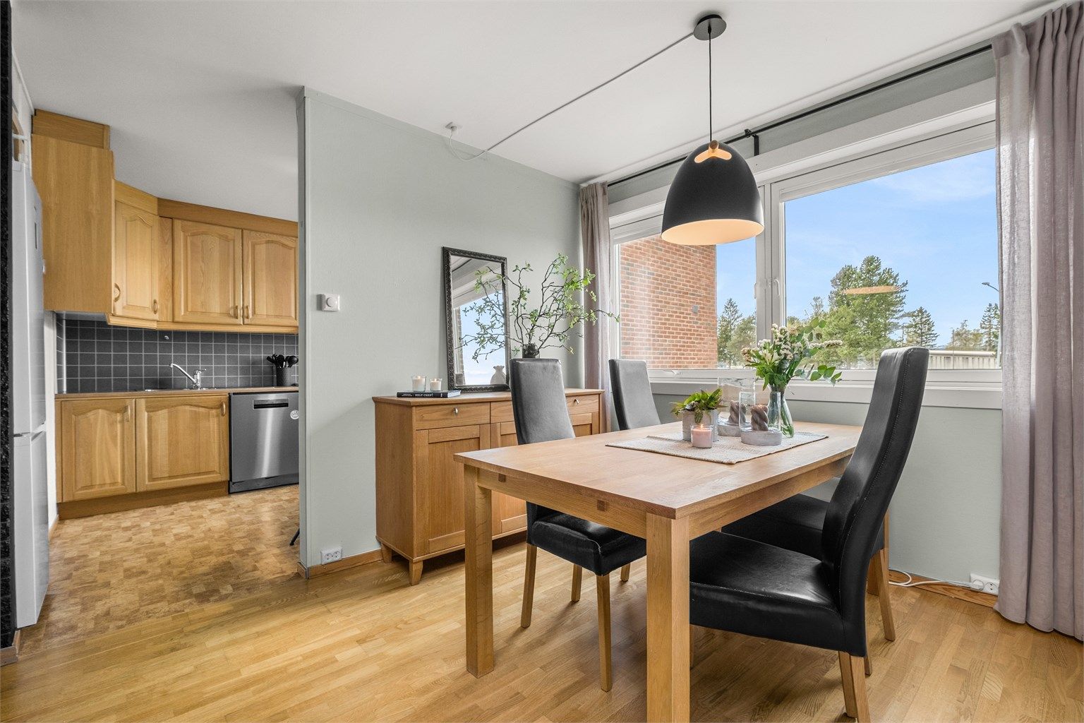 Her har man god plass til å samle familie og venner til hyggelige sammenkomster. 