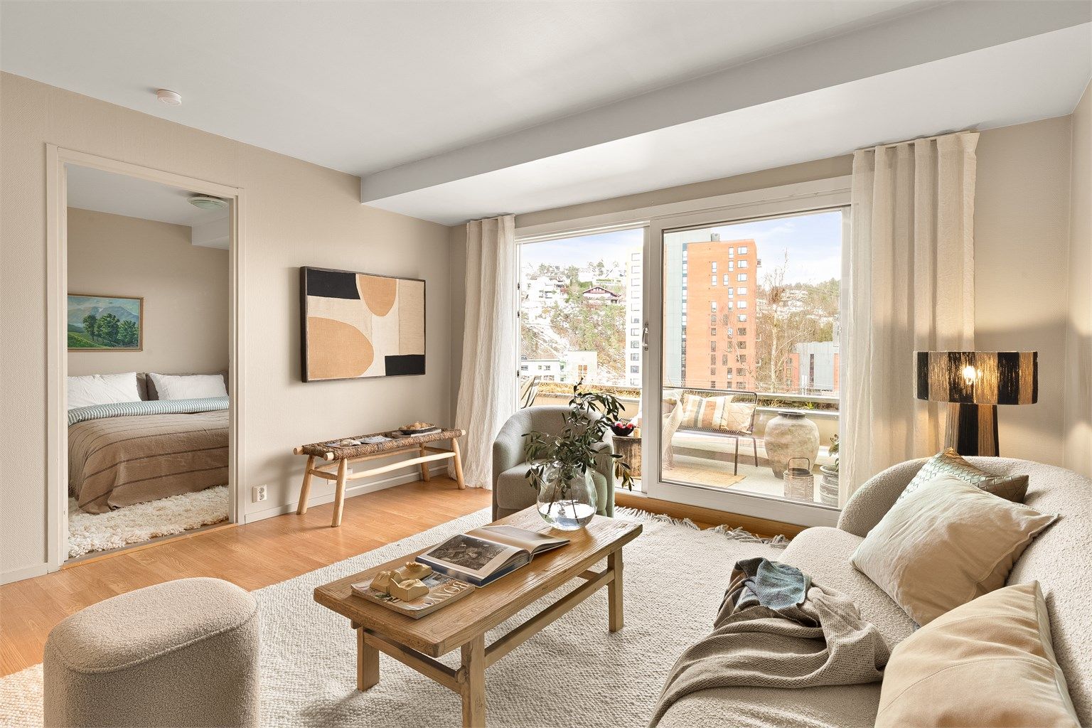 Leiligheten har overflater holdt i tidløse og delikate nyanser som skaper en behagelig atmosfære. Foto: Fotostallen v/ Lars-Petter Skillestad