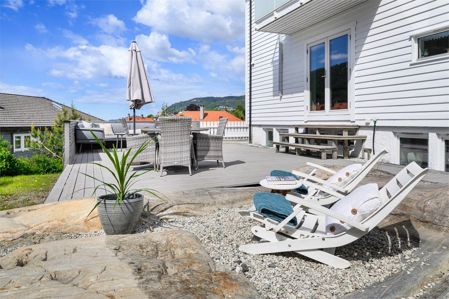 Fra stuen er det utgang til terrasse med de beste solforhold fra tidlig morgen til sent på kveld.