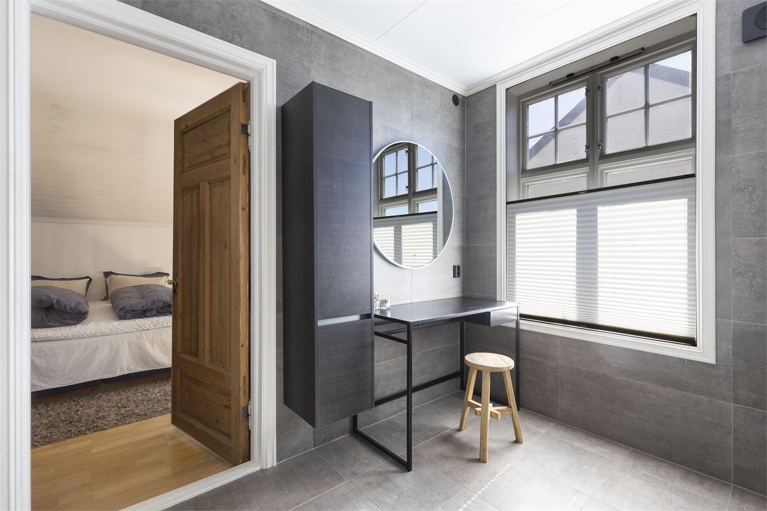 Inngang til det ene soverommet gjennom badet. Se plantegning. 